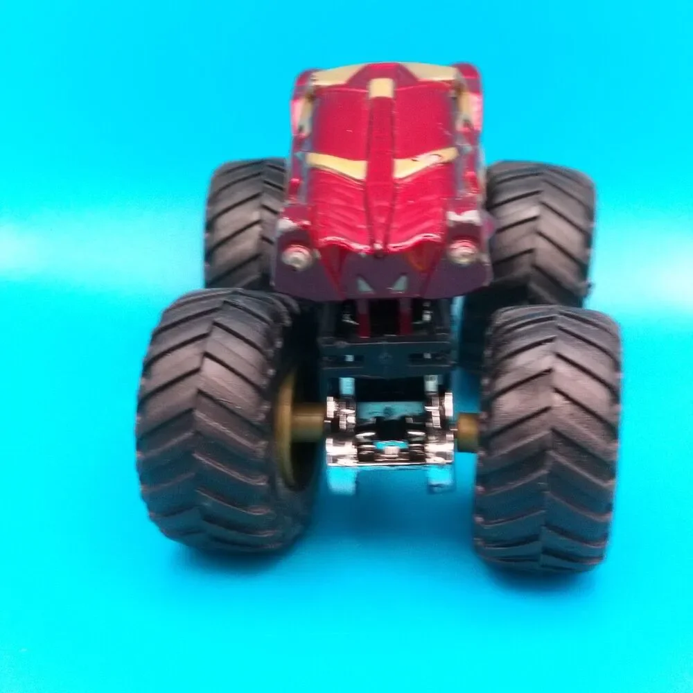 Iron Man Marvel Hot Wheels  Monster Jam Truck 1:64 Stark Industries